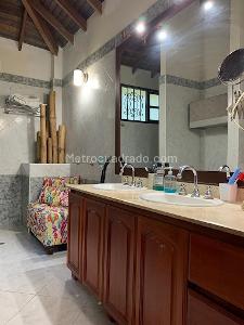 Casa de 5 alcobas en venta en Alto De Las Flores, Sabaneta, 1000 m² · foto 9 de 20