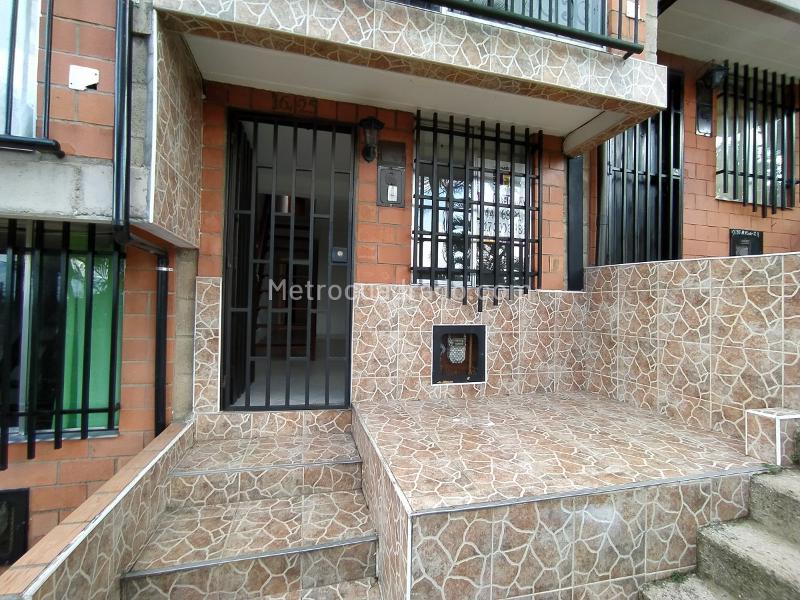 Casa Familiar de 2 Niveles en Buenos Aires - 2