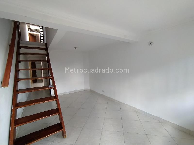 Casa Familiar de 2 Niveles en Buenos Aires - 3