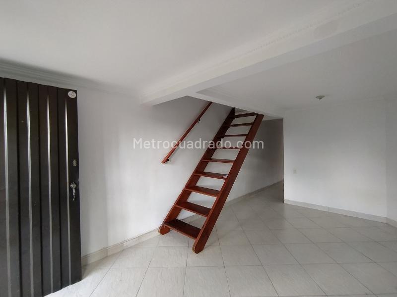 Casa Familiar de 2 Niveles en Buenos Aires - 4