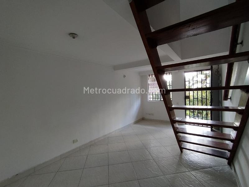 Casa Familiar de 2 Niveles en Buenos Aires - 5