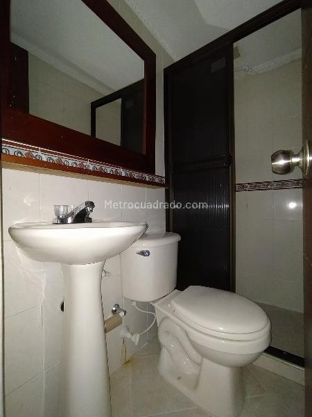 Casa Familiar de 2 Niveles en Buenos Aires - 6