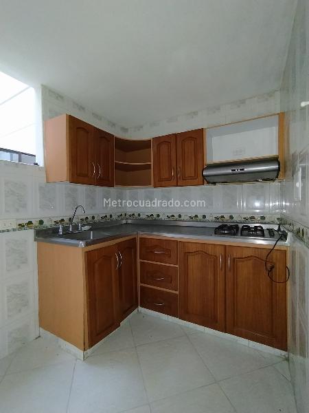 Casa Familiar de 2 Niveles en Buenos Aires - 8