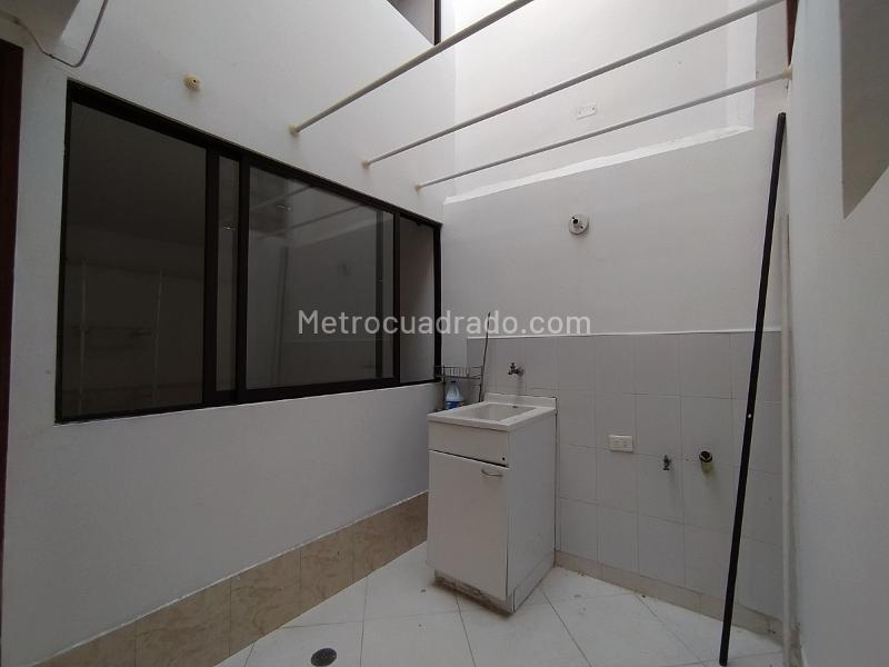 Casa Familiar de 2 Niveles en Buenos Aires - 9