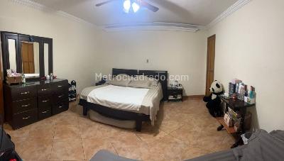 Casa de 4 alcobas en venta en Florida Nueva, Medellín, 298 m² · foto 15 de 20