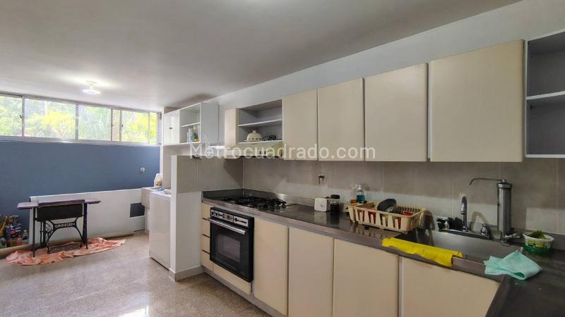 Apartamento Amplio de 5 Alcobas en Suramericana - 7