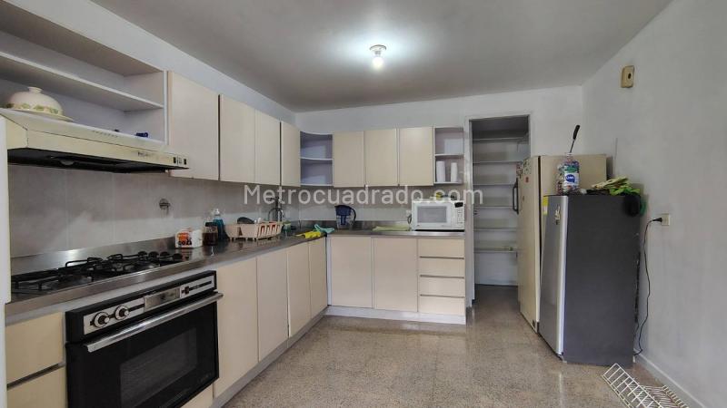 Apartamento Amplio de 5 Alcobas en Suramericana - 8