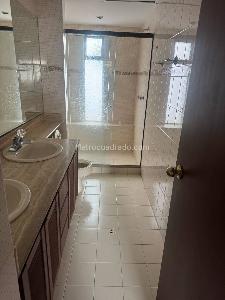 Casa de 4 alcobas en venta en Poblado Altos Del Poblado, Medellín, 370 m² · foto 11 de 14