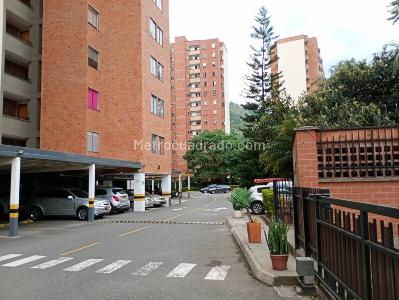 Apartamento en venta en Loma De Los Bernal, Medellín · foto 2 de 20