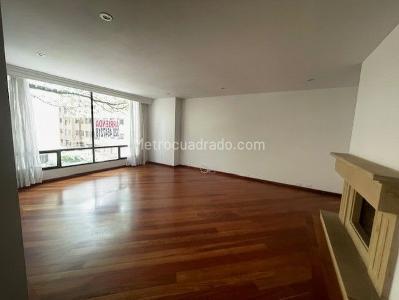 Apartamento de 3 alcobas en venta en La Carolina, Bogotá, 240 m² · foto 2 de 20