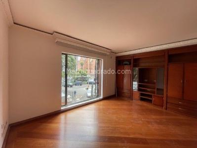 Apartamento de 3 alcobas en venta en La Carolina, Bogotá, 150 m² · foto 3 de 20