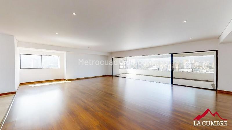 Beautiful 3BR Apartment with Green Areas in Poblado Campestre - 2