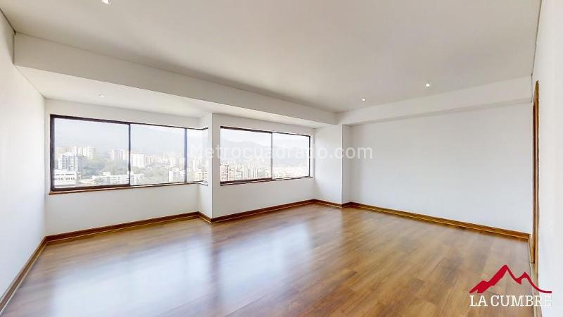 Beautiful 3BR Apartment with Green Areas in Poblado Campestre - 8