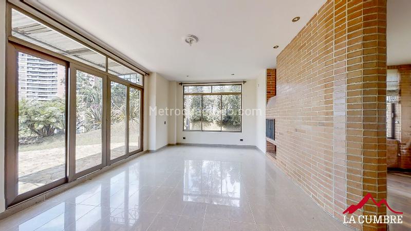 3BR House with Private Jacuzzi, Sauna & 24/7 Security in El Poblado (La Calera) - 4