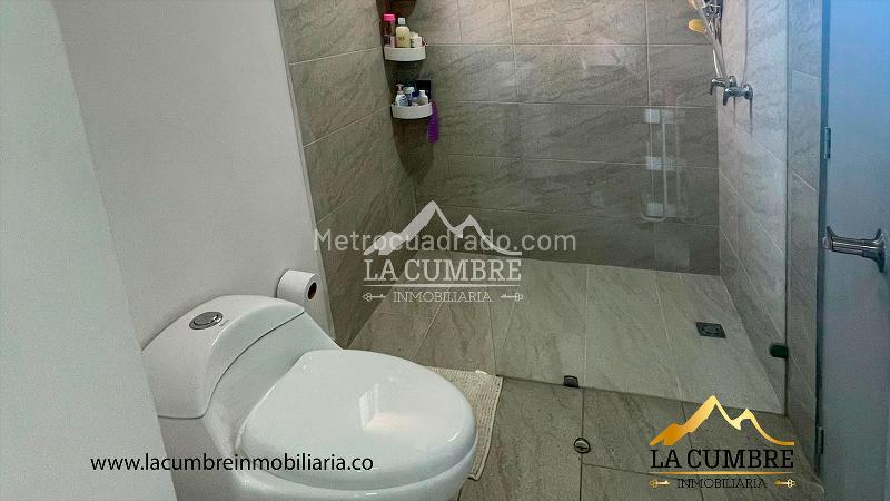 Spacious 3BR Apartment with Pool in Loma El Campestre - 8