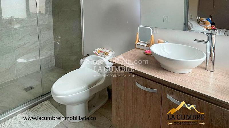 Spacious 3BR Apartment with Pool in Loma El Campestre - 9