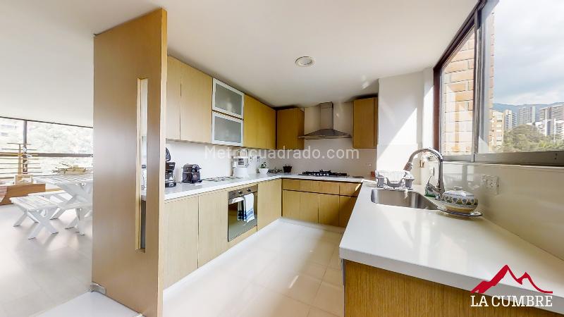 Apartamento Amplio de 4 Alcobas con Amenidades en Los Balsos - 5