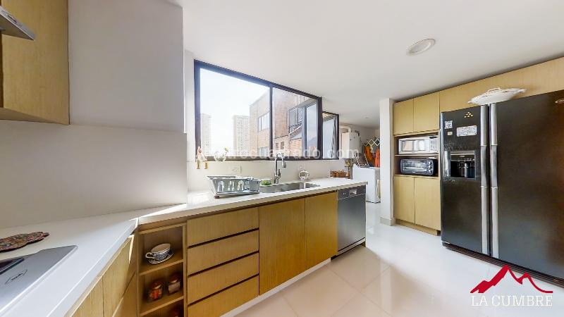 Apartamento Amplio de 4 Alcobas con Amenidades en Los Balsos - 6