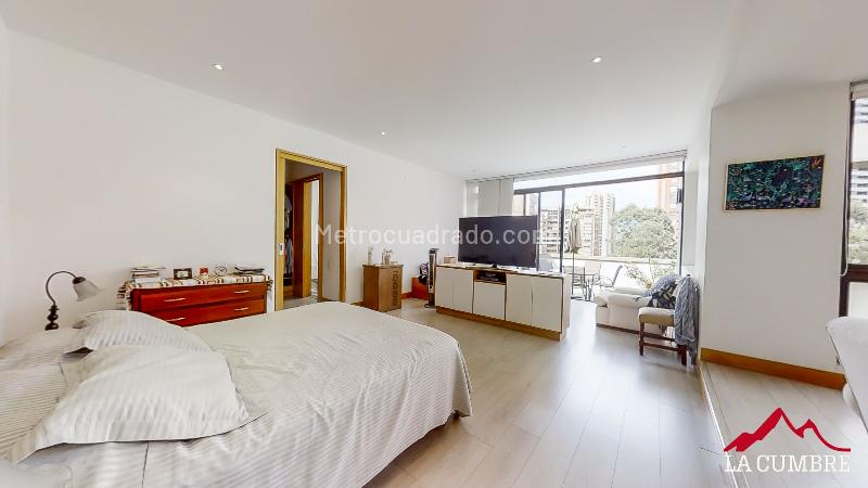 Apartamento Amplio de 4 Alcobas con Amenidades en Los Balsos - 9