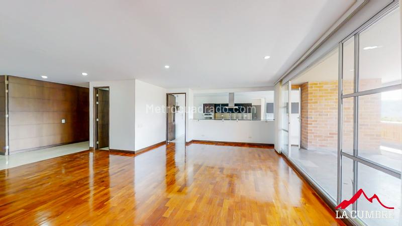 Apartamento de Lujo de 4 Alcobas y 5 Baños en El Poblado La Calera - 3