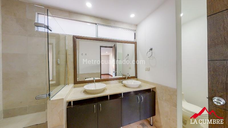 Apartamento de Lujo de 4 Alcobas y 5 Baños en El Poblado La Calera - 9