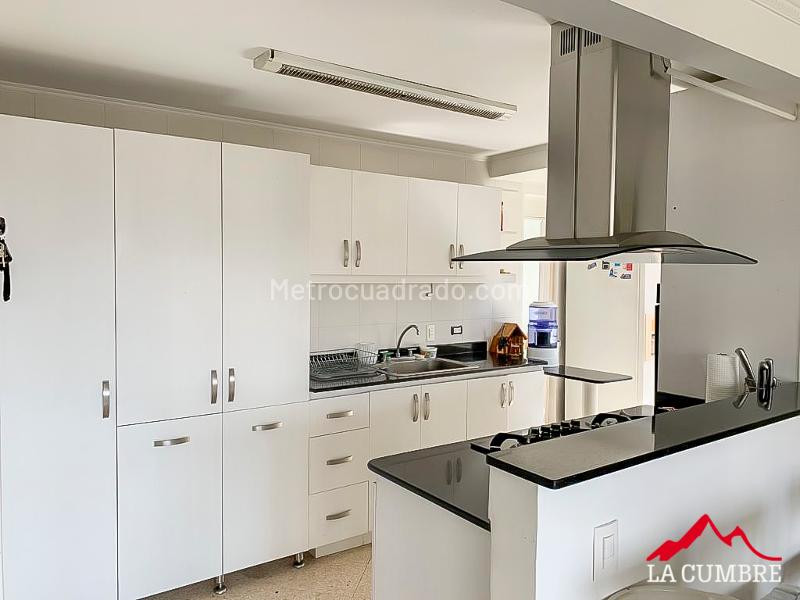 Apartamento Amplio de 4 Alcobas con Salón Social en El Campestre - 4