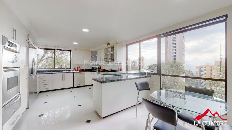 Apartamento lujoso de 4 Alcobas en El Tesoro - 4