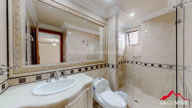 Apartamento lujoso de 4 Alcobas en El Tesoro - 9