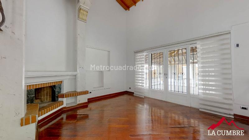 Casa de 4 Alcobas con 4 Parqueaderos en Altos del Poblado - 2