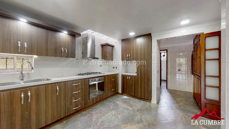 Casa de 4 Alcobas con 4 Parqueaderos en Altos del Poblado - 4