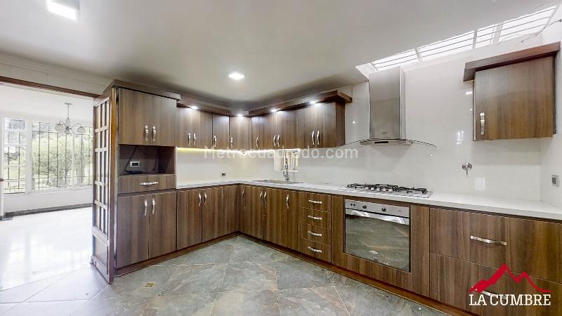 Casa de 4 Alcobas con 4 Parqueaderos en Altos del Poblado - 5