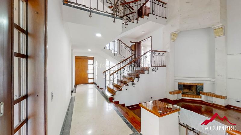 Casa de 4 Alcobas con 4 Parqueaderos en Altos del Poblado - 6