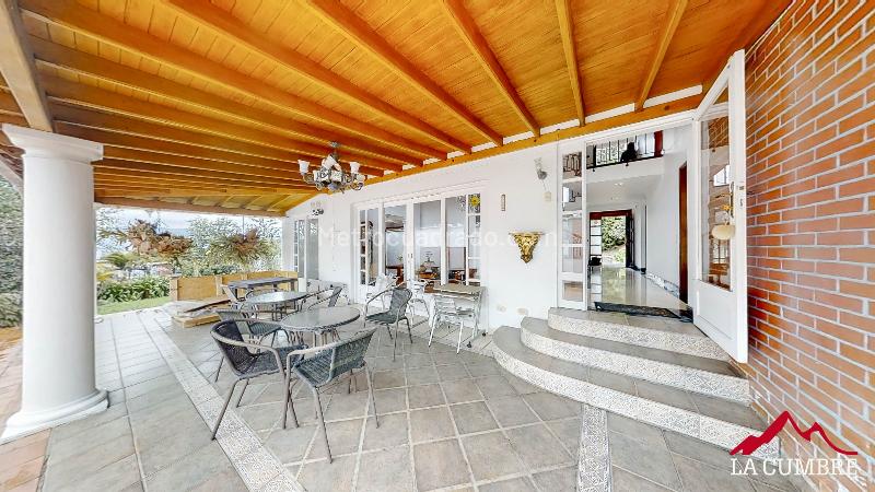 Casa de 4 Alcobas y 5 Baños en Altos del Poblado (Cola del Zorro) - 2