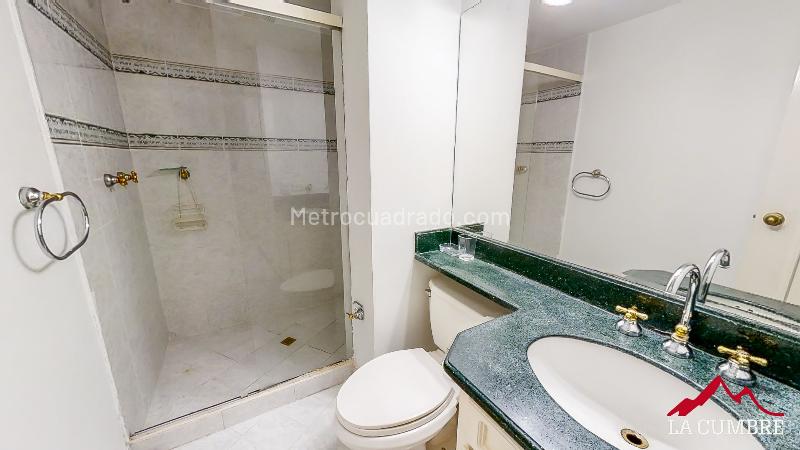 Spacious 3BR Apartment with 4 Baths in El Poblado Loma de Los Parra - 8