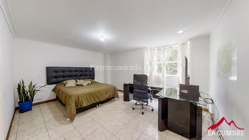 Spacious 3BR Apartment with 4 Baths in El Poblado Loma de Los Parra - 9