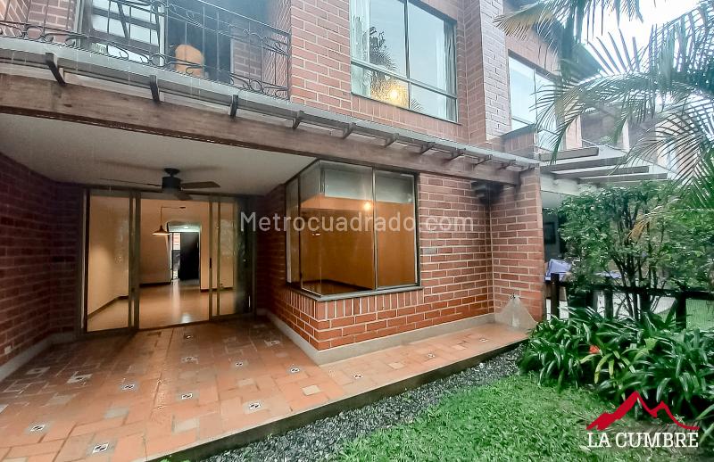 Casa de 4 Alcobas en El Tesoro con Piscina y Parqueadero de Visitantes - 2