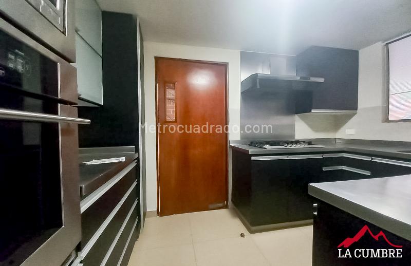 Casa de 4 Alcobas en El Tesoro con Piscina y Parqueadero de Visitantes - 5