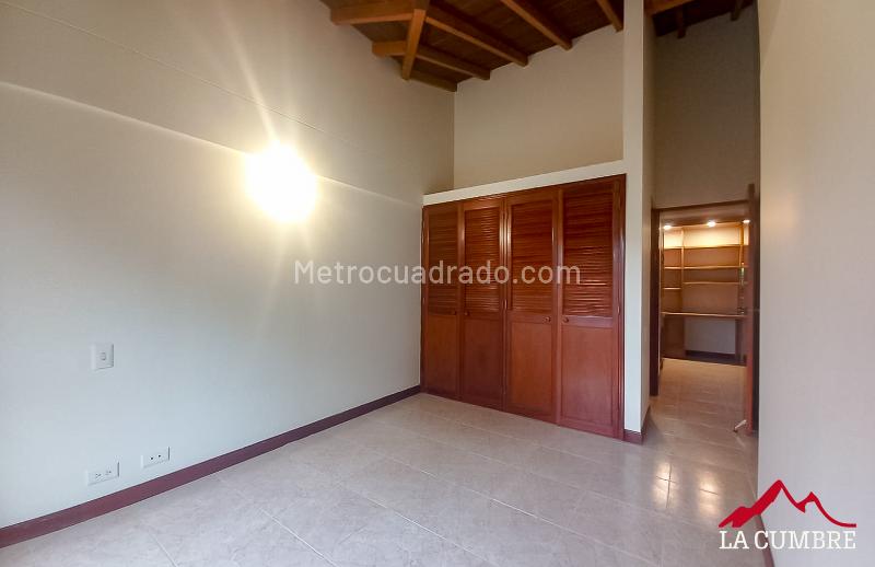 Casa de 4 Alcobas en El Tesoro con Piscina y Parqueadero de Visitantes - 7