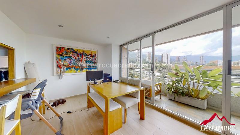 Apartamento de 2 Alcobas con 2 Baños y Doble Parqueadero Cubierto en El Poblado El Tesoro