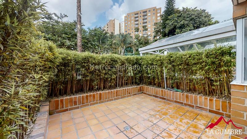 Modern 3BR House in El Poblado Castropol - 2