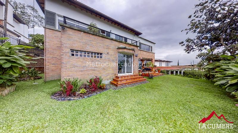 Casa con cuarto de servicio y seguridad 24/7 en Loma Padre Marianito - 2