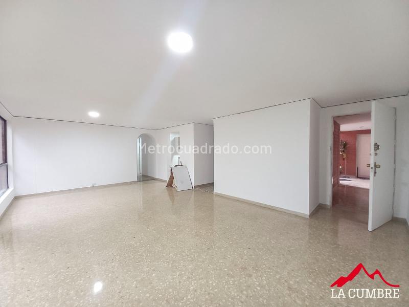 4BR Apartment with Covered Parking in Los Balsos, El Poblado - 2
