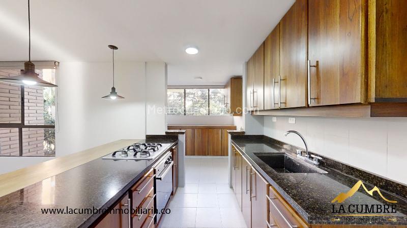 Apartamento de 3 Alcobas con Doble Parqueadero Cubierto en Loma Los Parra - 3