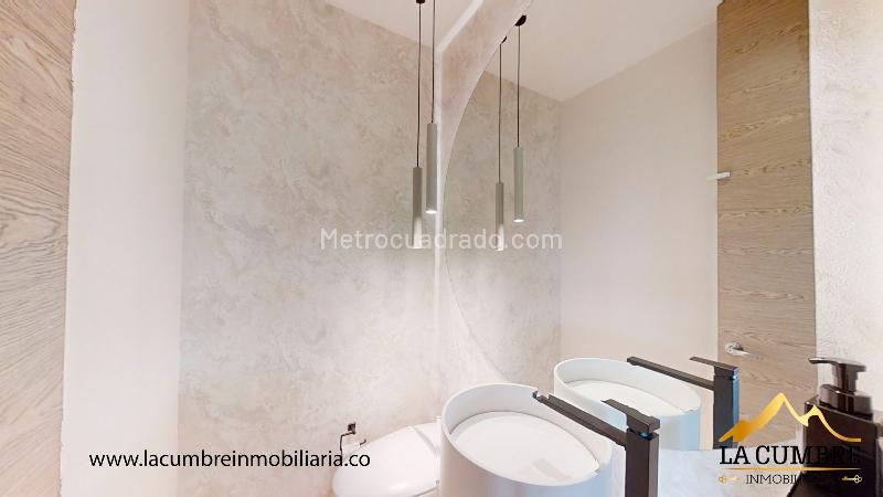 Modern 3BR Apartment with Gym in El Poblado Los Balsos - 8