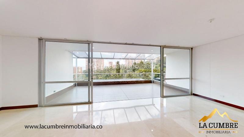 Apartamento de 3 Alcobas y 4 Baños en El Poblado - La Calera - 2