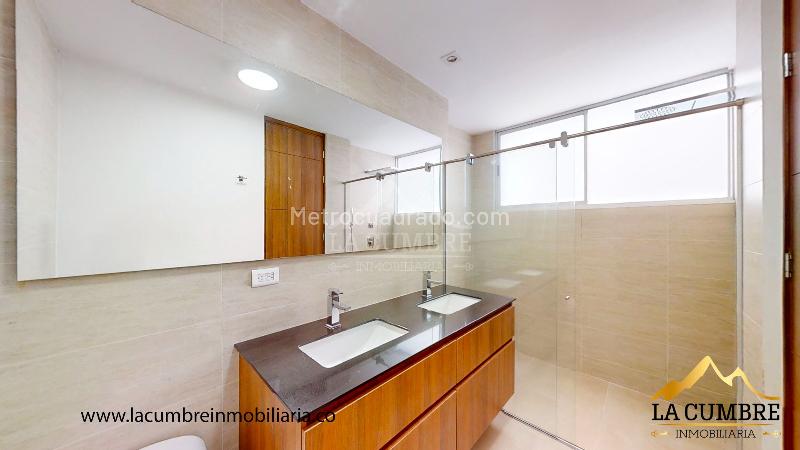 Apartamento Amplio de 3 Alcobas y 4 Baños en El Poblado La Calera - 8