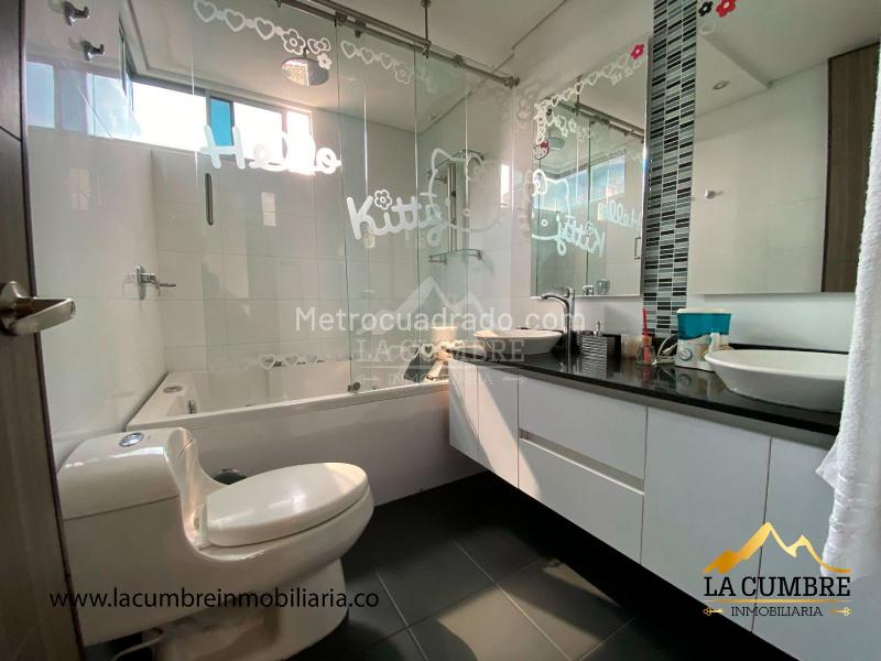 Spacious 4BR Apartment in El Poblado Castropol - 8