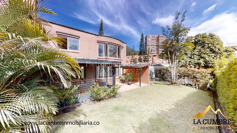Casa en Arriendo en La Calera, El Poblado con Doble Parqueadero