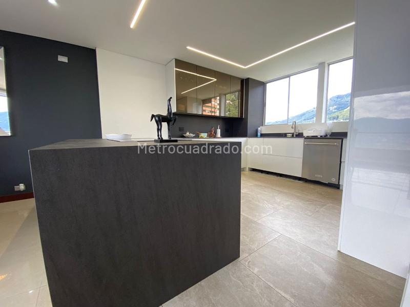 Duplex de 3 Alcobas con Doble Parqueadero Cubierto en El Tesoro (El Poblado) - 6