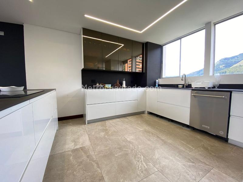 Duplex de 3 Alcobas con Doble Parqueadero Cubierto en El Tesoro (El Poblado) - 9